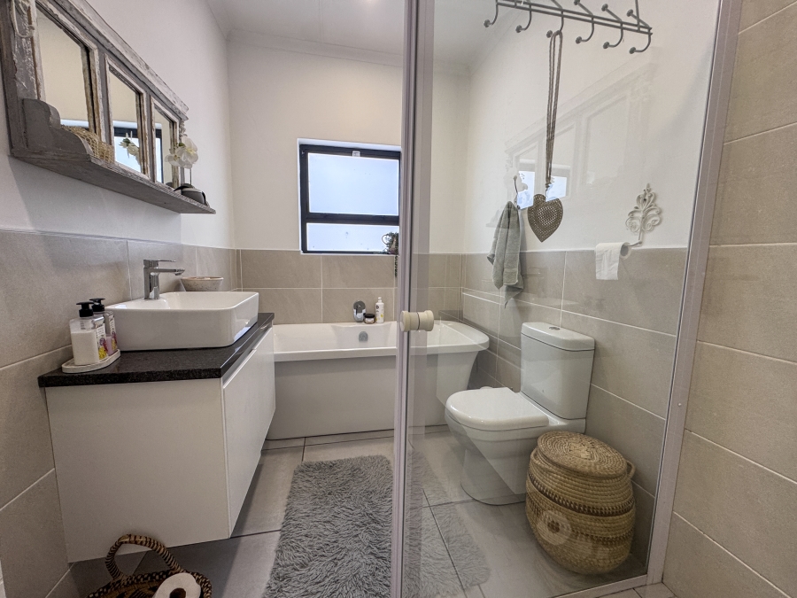 3 Bedroom Property for Sale in Sandy Point Western Cape